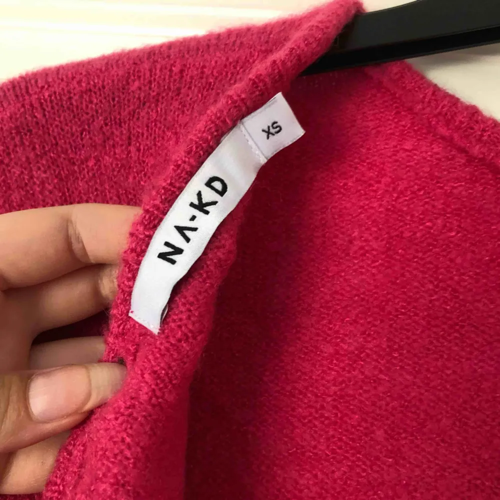 Rosa stickad tröja från NAKD v-ringad baktill storlek XS men mer som en S, knappt använd . Tröjor & Koftor.