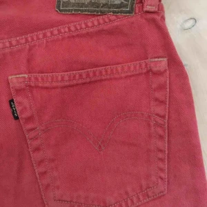  - Snygga retro jeansshorts från Levi’s Jeans. Sitter väldigt snyggt och ger riktigt bra rumpa. 