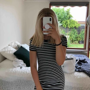  - Säljer en vart/vit randig klänning som jag inte använder eftersom den är för liten/kort på mig. Möts upp i Malmö eller fraktar. Frakt: 42kr