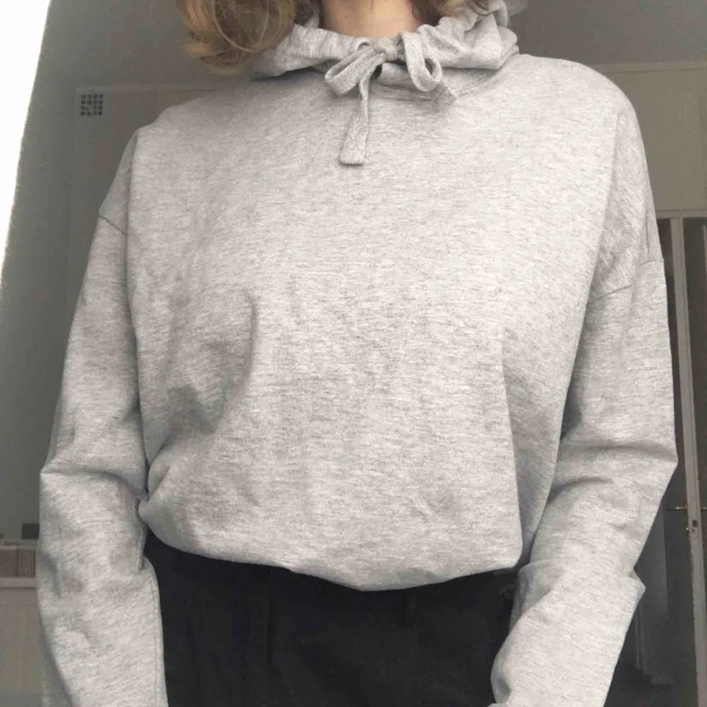 Fin och skön grå hoodie från Lager 157, endast använd 1 gång så nyskick. Storlek S men passar både mindre och större! Kan mötas upp i Stockholm eller skicka mot fraktkostnad (63:- spårbart). Hoodies.