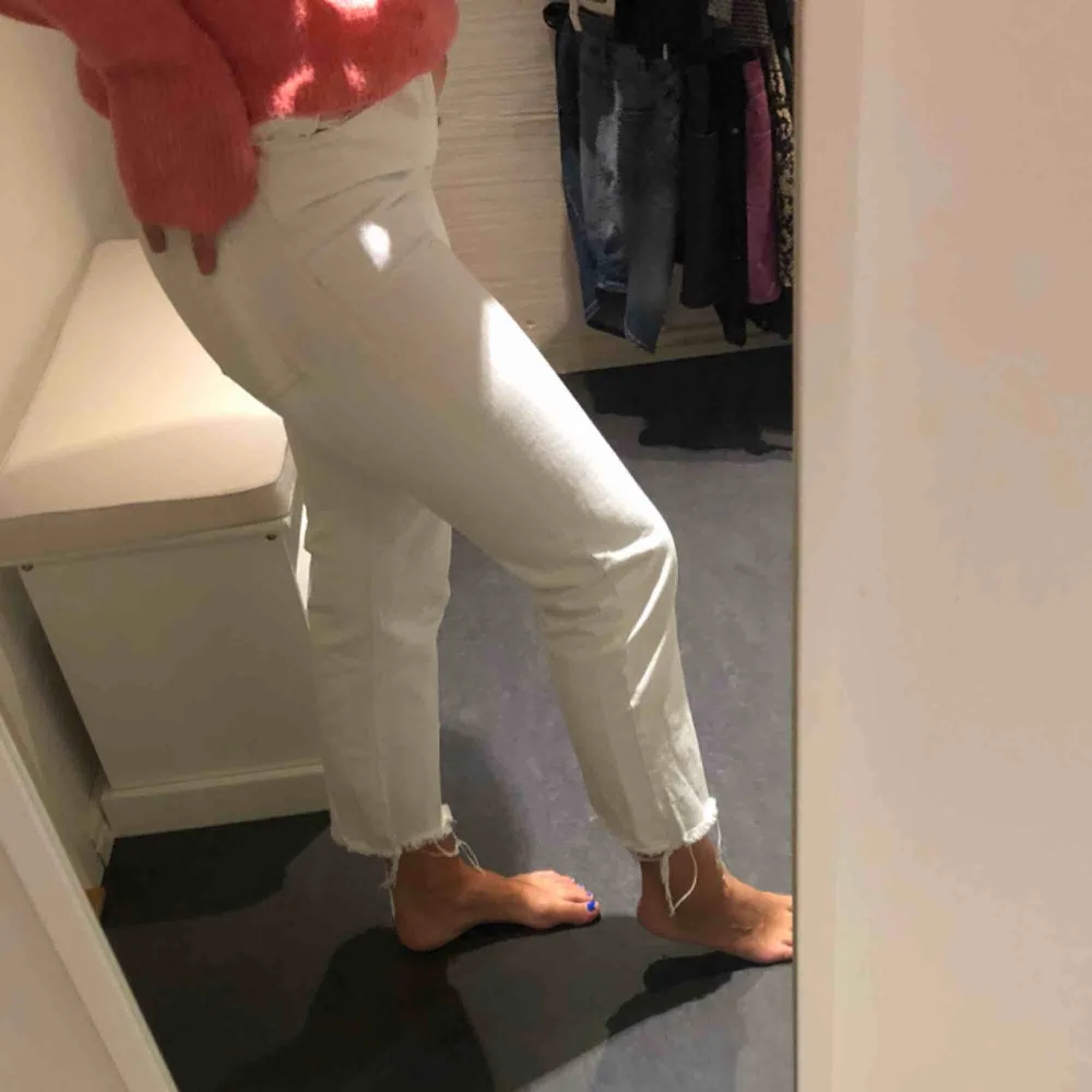 Säljer mina vääääldigt sparsamt använda vita jeans från zara pga att dom är för små för mig och har alltid varit :/.. dom är högmidjade och slutar ovanför ankeln på mig som är 167 cm lång. . Jeans & Byxor.