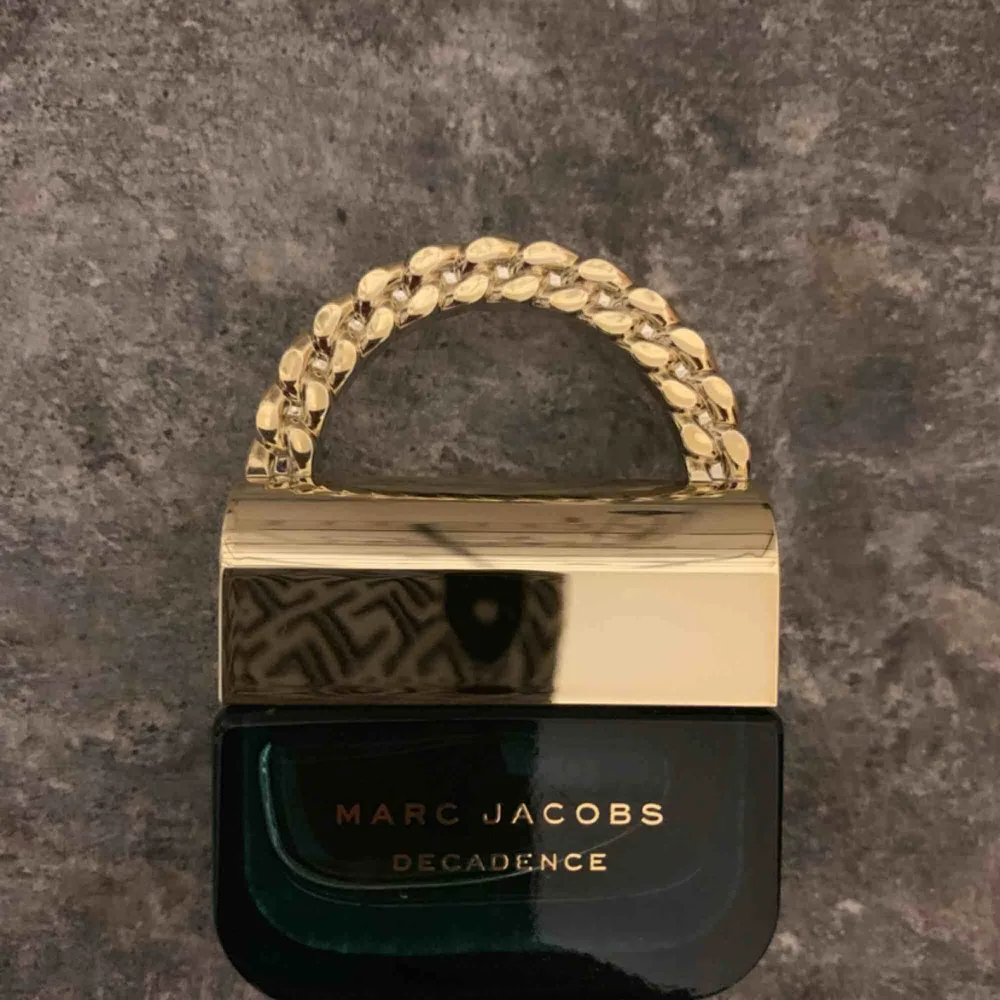 Oöppnad parfym från Marc Jacobs! Luktar supergott men kommer tyvärr inte till användning! 💕✨. Övrigt.