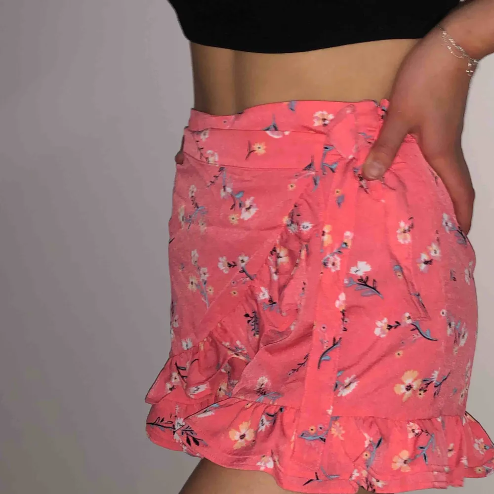 Gullig rosa blommig kjol shorts som är väldigt bekväma. Använd 1 gång.. Kjolar.