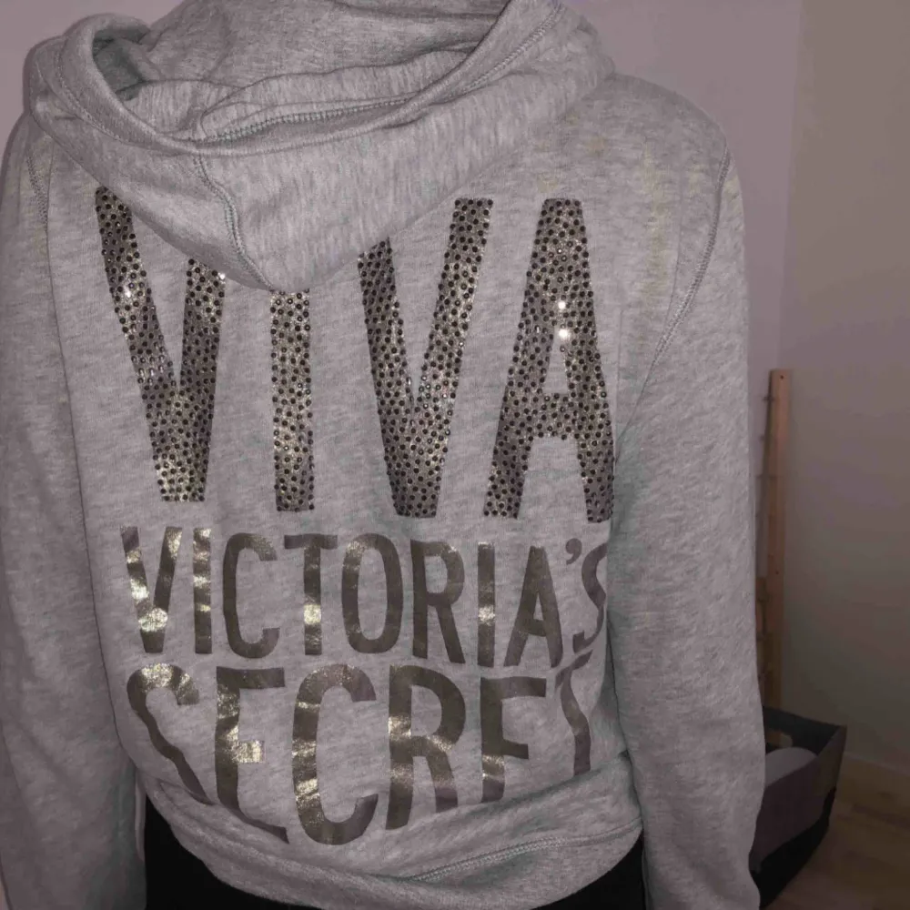 Snygg grå huvtröja från Victoria Secret i storlek m men sitter mer som en s. Tröjan är inte sliten och i bra skick. . Hoodies.