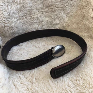  - Ett snyggt bälte i äkta läder. I nån form av ”cowboy” stil. Köpt second hand men aldrig använt