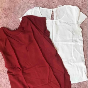  - Paket med två tshirts i blustyg från Veromoda och Lager157 (50kr för båda, säljs endast ihop)