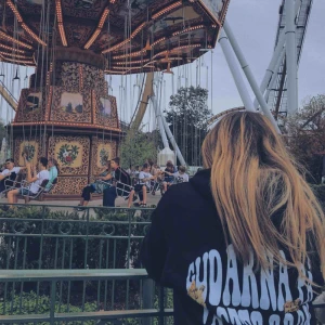  - Gudarna på Västerbron hoodie köpt på deras konsert i Sundspärlan. Högst bud vinner. Använd 2-3 gånger