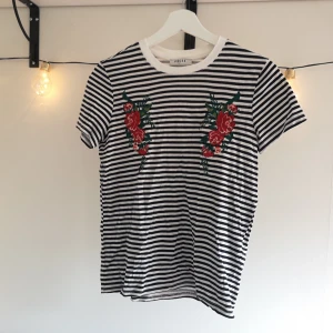  - Suuperfiiiin tshirt från Vero moda, som tyvärr inte har kommit till tillräckligt mycket användning. Är därför nästintill ny och i superfin skick! 