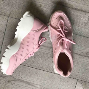  - Skor från Nelly, använda 1 gång! Fråga ifall du har frågor så svarar jag direkt! Du står för fraktkostnad ❤️🥰