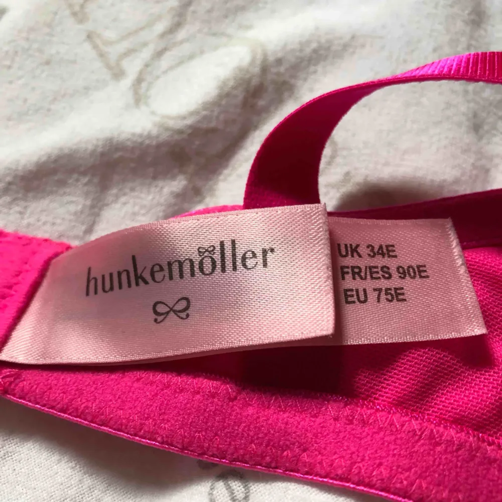 Oanvänd rosa BH från Hunkemöller strl 75E, vadderad. Nypris 175:-. Frakt tillkommer på 18:-. Övrigt.