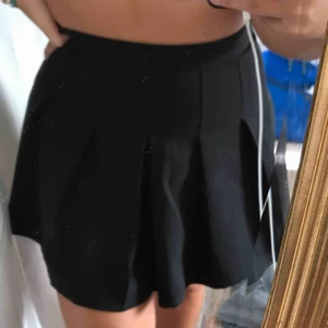  - Söt klockad kjol, passar både S och M