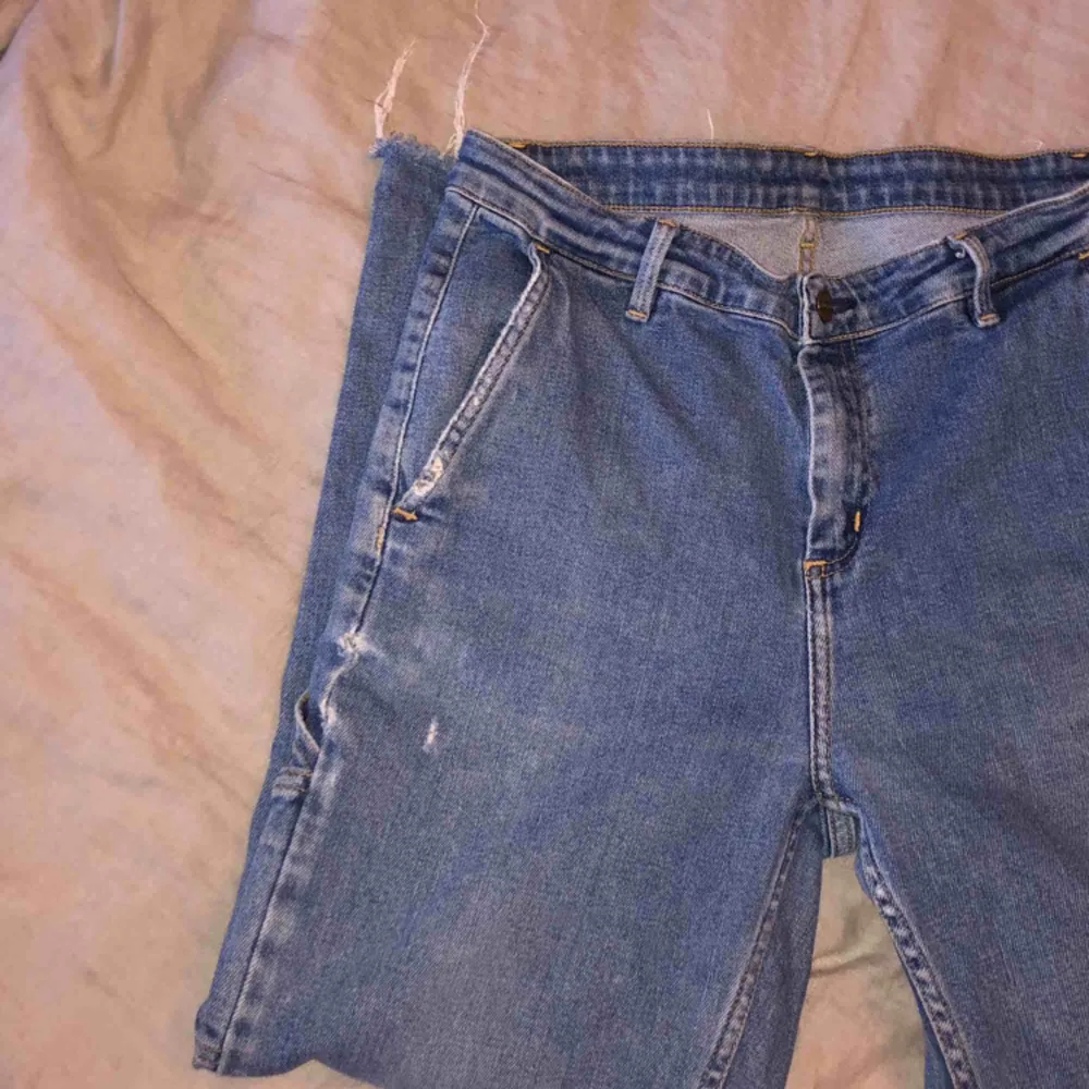 ett par carhartt jeans köpta här på plick, tvärt var dem förstora för mig, så jag själv har aldrig använt dem och ägaren innan har använt dem sparsamt. dem är raka/ vida i modellen frakt ligger på 63kr💌 dm för mer info🥰. Jeans & Byxor.