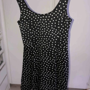  - Fin sommarklänning från H&M i svart färg med vita prickar.