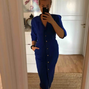  - Vintage klänning från beyond retro. Kostade 550kr. Använt kanske två gånger. Midjan är kanska tight, men jag har använt klänning när jag har varit storlek 36-38.