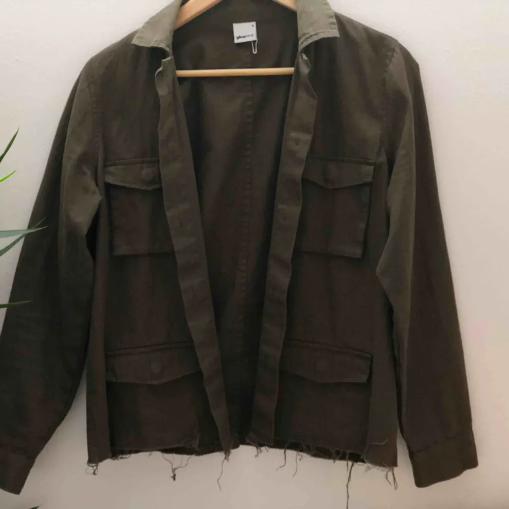 Militärgrön jacka perfekt till hösten🍁 Klippt av nederdelen av jackan pga att jag tyckte den var för lång och tycker det blev mycket coolare än innan!🤘🏼  FRAKT: 59kr💓. Jackor.