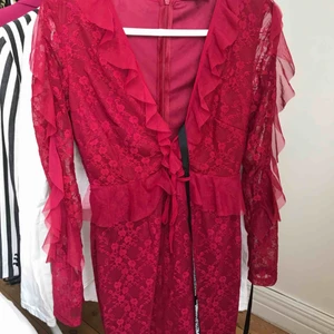  - Jättefin rosa/cerise/röd klänning från plt. Aldrig använd. Passar 34/36