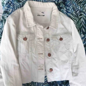  - Jeansjacka i vit från never denim, bik bok eller carlings tror jag. Strl M men passar bra på S, lite kortare i modellen