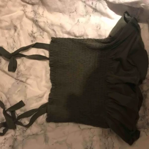  - Grönt linne med tjocka band med rosetter, använt 2-3 ggr då det är lite för långa i banden. Från hm 