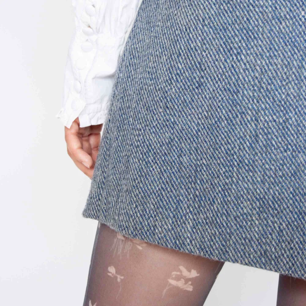 Vintage ca 90s (or earlier) high waist tweed wool mini skirt in blue Barely visible signs of wear if any Feels like pure wool SIZE Label missing, fits best S Price is final! Free shipping! Ask for the full description! No returns!. Kjolar.