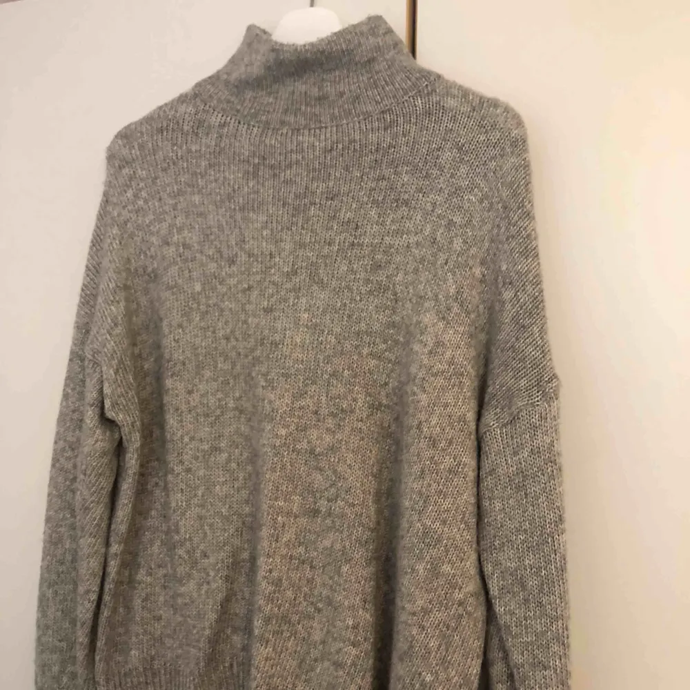 Stickad tröja från NA-KD i fint skick ✨ Köpare står för frakt eller möts upp i Göteborg. Stickat.