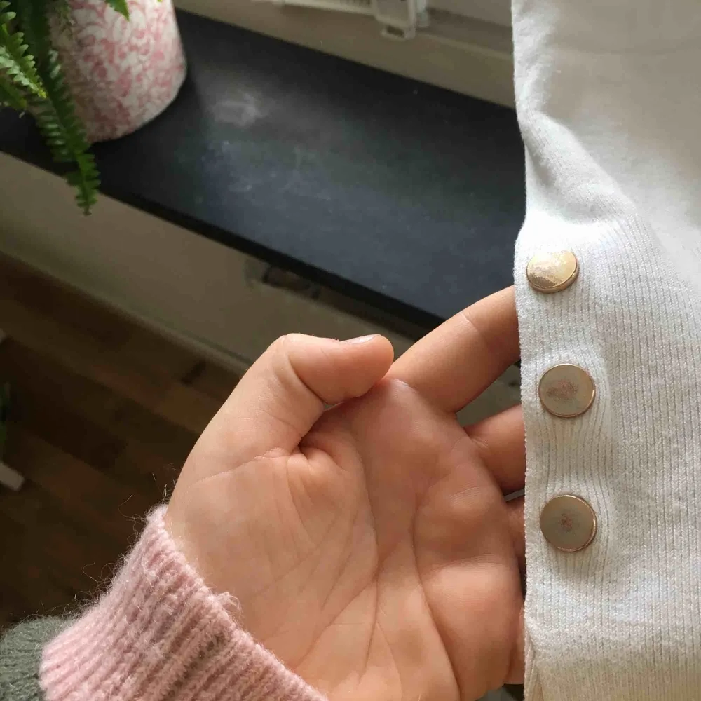 En tröja från zara använd några gånger, i gott skick förutom en liten fläck soja på en armen. Tröjor & Koftor.