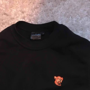  - Hov1 sweatshirt köpt i shoppen Bra kavaljerer och skick  Använd en gång Jätte skön