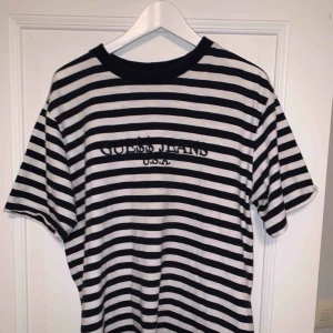  - Guess x Asap Rocky t shirt Storlek S men sitter mer som M    Köpt på Facebook.