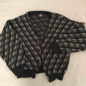  - Grårutig gosig kofta med lite herr-känsla från Beyond Retro, märke Chewitt. Fina knappar. Sitter lite croppat på. 