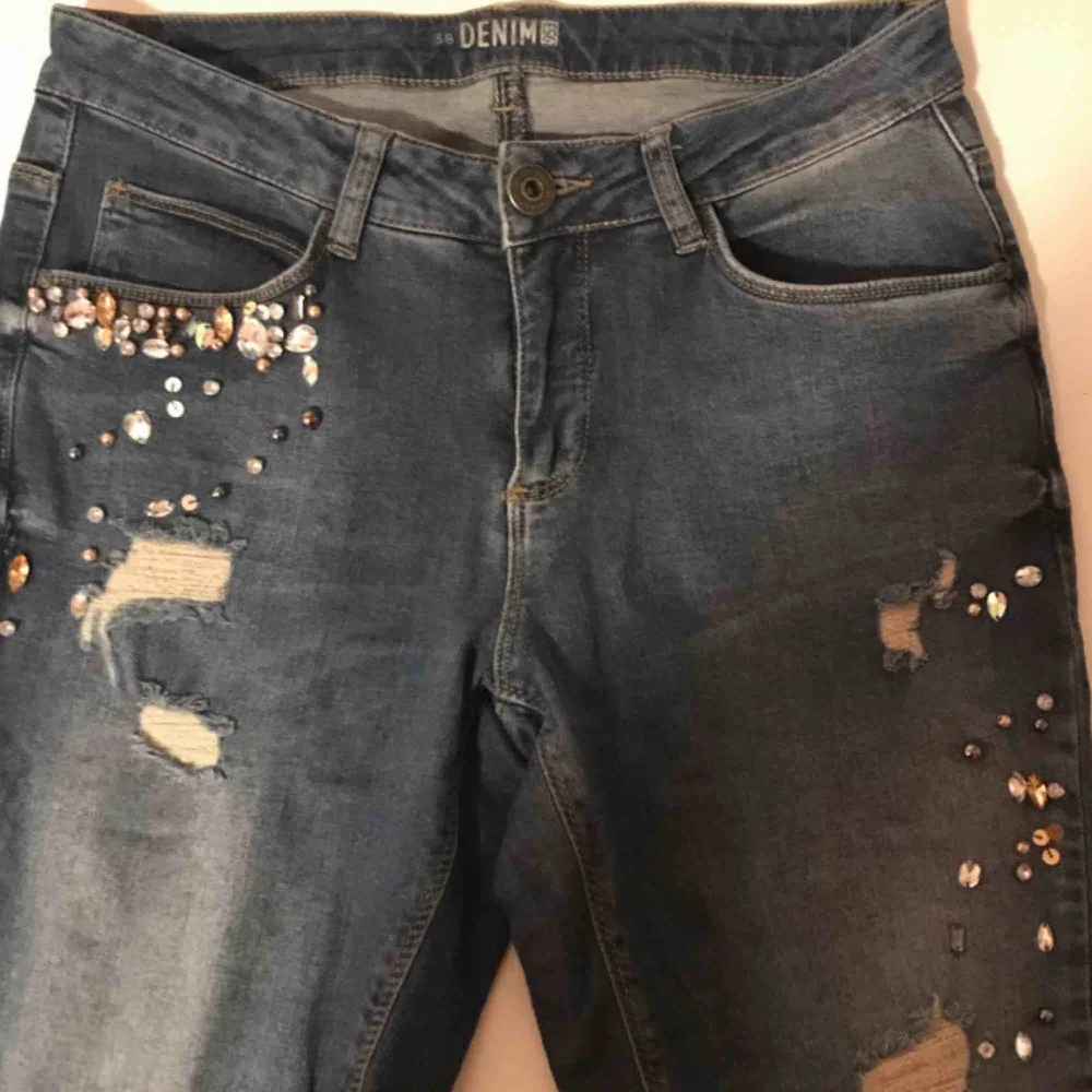 Fina jeans i storlek 38, fina stenar på framsidan som gör jeansen speciella! Säljes då de inte kommer till användning . Jeans & Byxor.