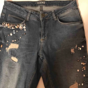  - Fina jeans i storlek 38, fina stenar på framsidan som gör jeansen speciella! Säljes då de inte kommer till användning 
