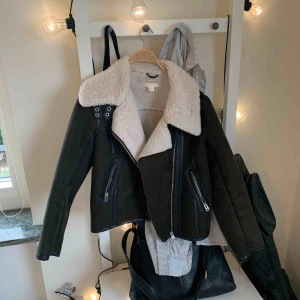  - Fodrad och snygg jacka i bra skick! 