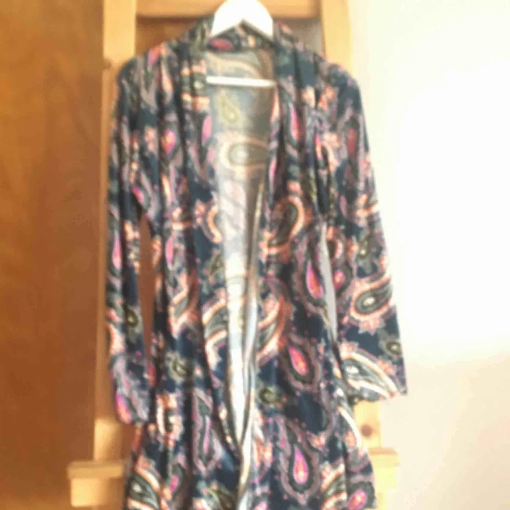 Kimono,kofta jacka i vackert mönster xs- small. Tröjor & Koftor.