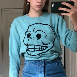  - Cheapmoday hoddie. Några fläckar på armen men inget man tänker på.