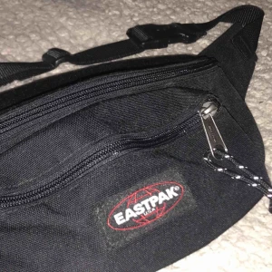  - Mycket sparsamt använd midjeväska från eastpak! Möts upp i Stockholm, fraktar ej.
