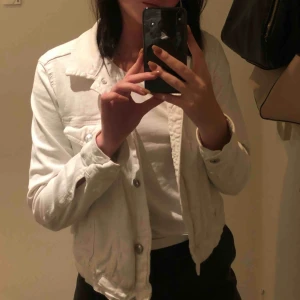  - Vit basic jeansjacka från mango