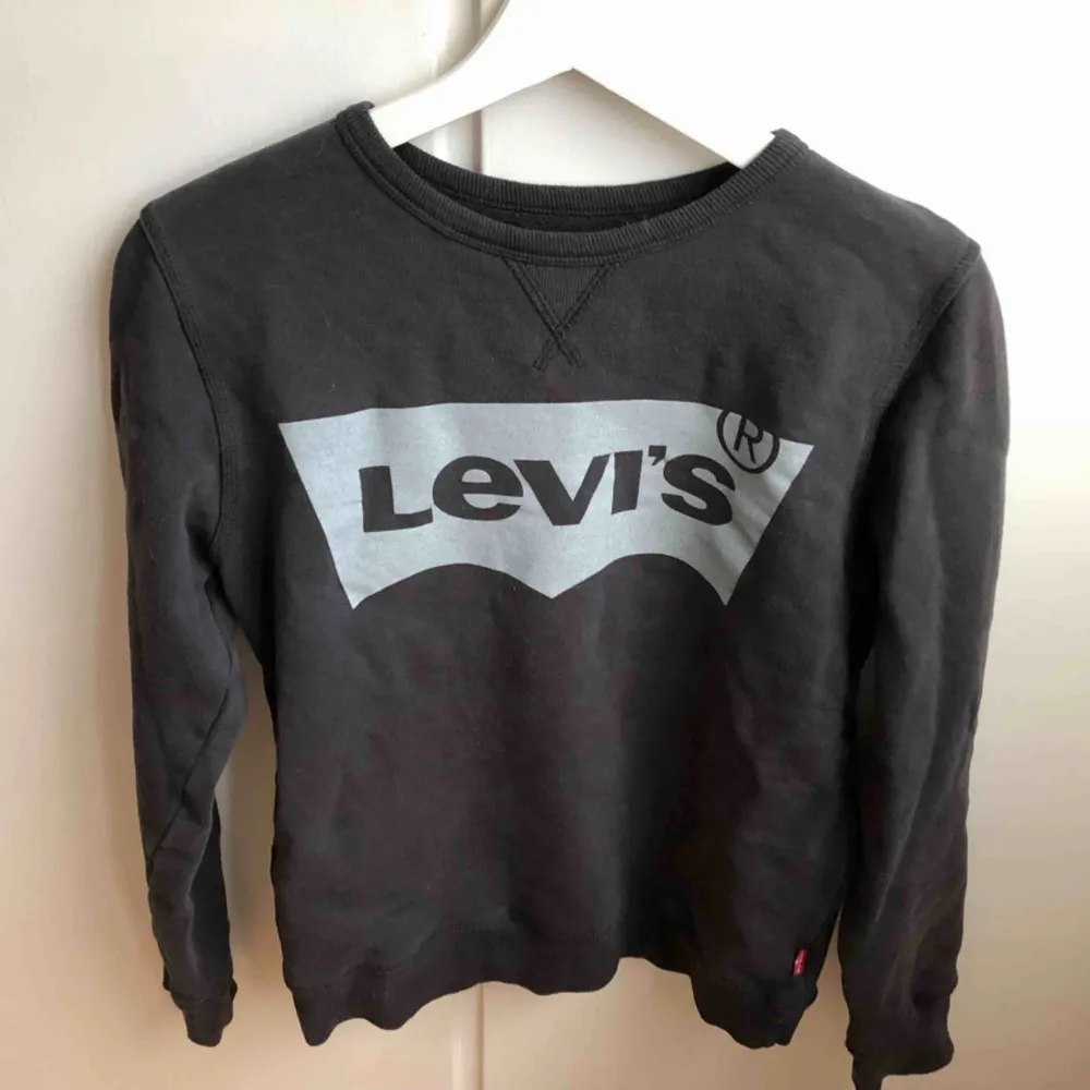 Cool Levis tröja köpt på kidsbrandstore och använd fåtal gånger. Tröjor & Koftor.