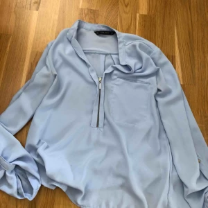  - Superfin blus från Zara.