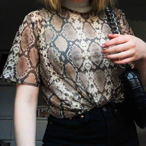  - Meschtopp från Nelly i snakemönster. Använd vid ett tillfälle! Säljer då den inte riktigt är min stil. Frakten ingår i priset!! 