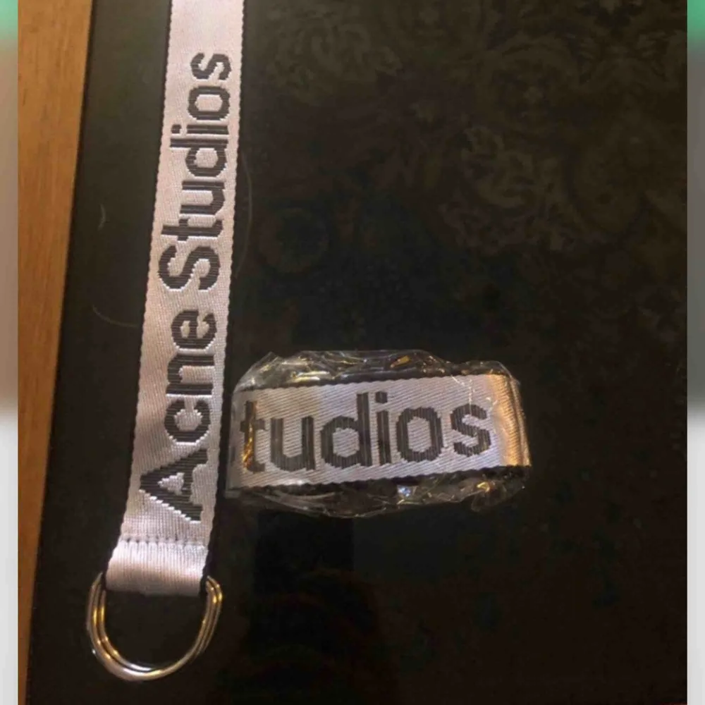 Sjukt coolt, unikt bälte från Acne Studios. Självklart äkta men har aldrig sålts i butik. Helt oanvänt/nytt! . Accessoarer.