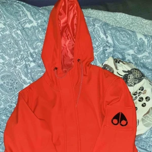  - Hej säljer min Moose Knuckles höst- vårjacka som är hel ny, använd 1 månad max, Storlek L på jackan. QR kod !!! Ordpris: 6700kr Hör av er vid snabb affär Mvh