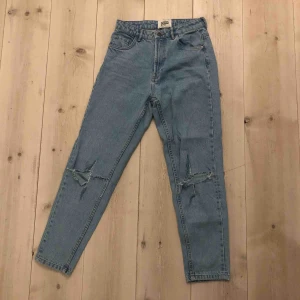  - Ljusblåa mom jeans från Zara i XS, använd några få gånger och hål i knäna💕