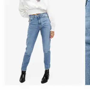 Populära jeans från monki i modellen kimomo. Knappt använda. Pris kan diskuteras. Säljer även en annan färg🧡