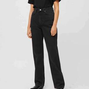 Svarta jeans i storlek 26/30 köpta på weekday med modellen rowe i färgen ”Echo black”  Kan mötas upp i Stockholm eller frakta (60/70kr)