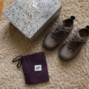  - Eytys angels nubuck i nyskick kommer med orginallåda och dustbag.   Köpare står för frakt 90 kr med schenker spårbar.