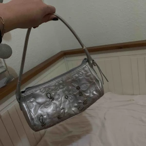  - Skitsöt väska köpt här på plick 