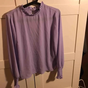  - Säljer en super fin blus, 50kr +44kr i frakt