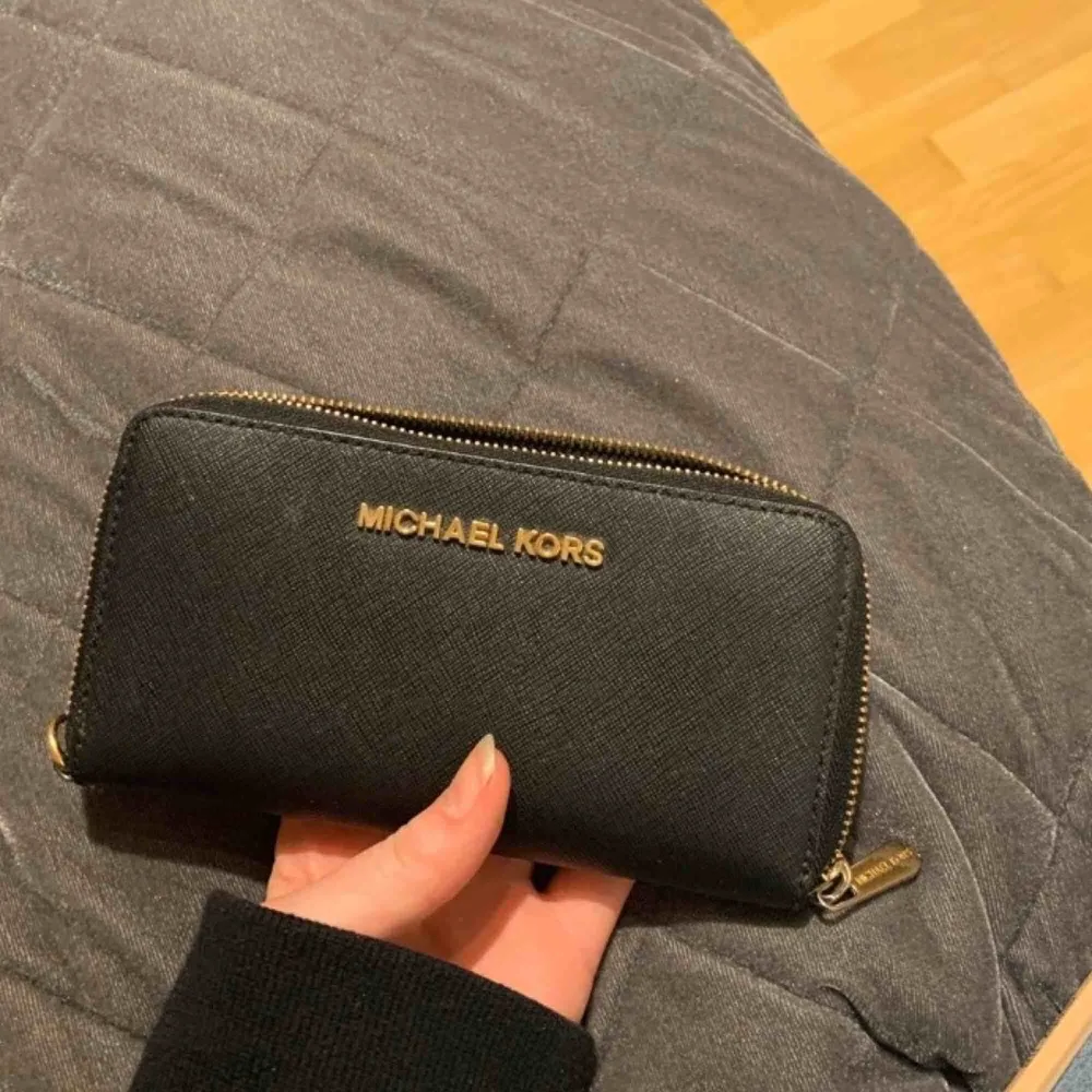 Michael kors plånbok! Kan gå med på ett paket pris med väskan för 2200kr! Nypris 1000kr säljer för 450kr . Väskor.
