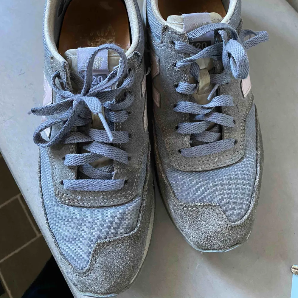 Ett par New Balance skor i använt skick. Är inte tvättade men kan tvättas innan. Frakt ingår i priset🥰. Skor.