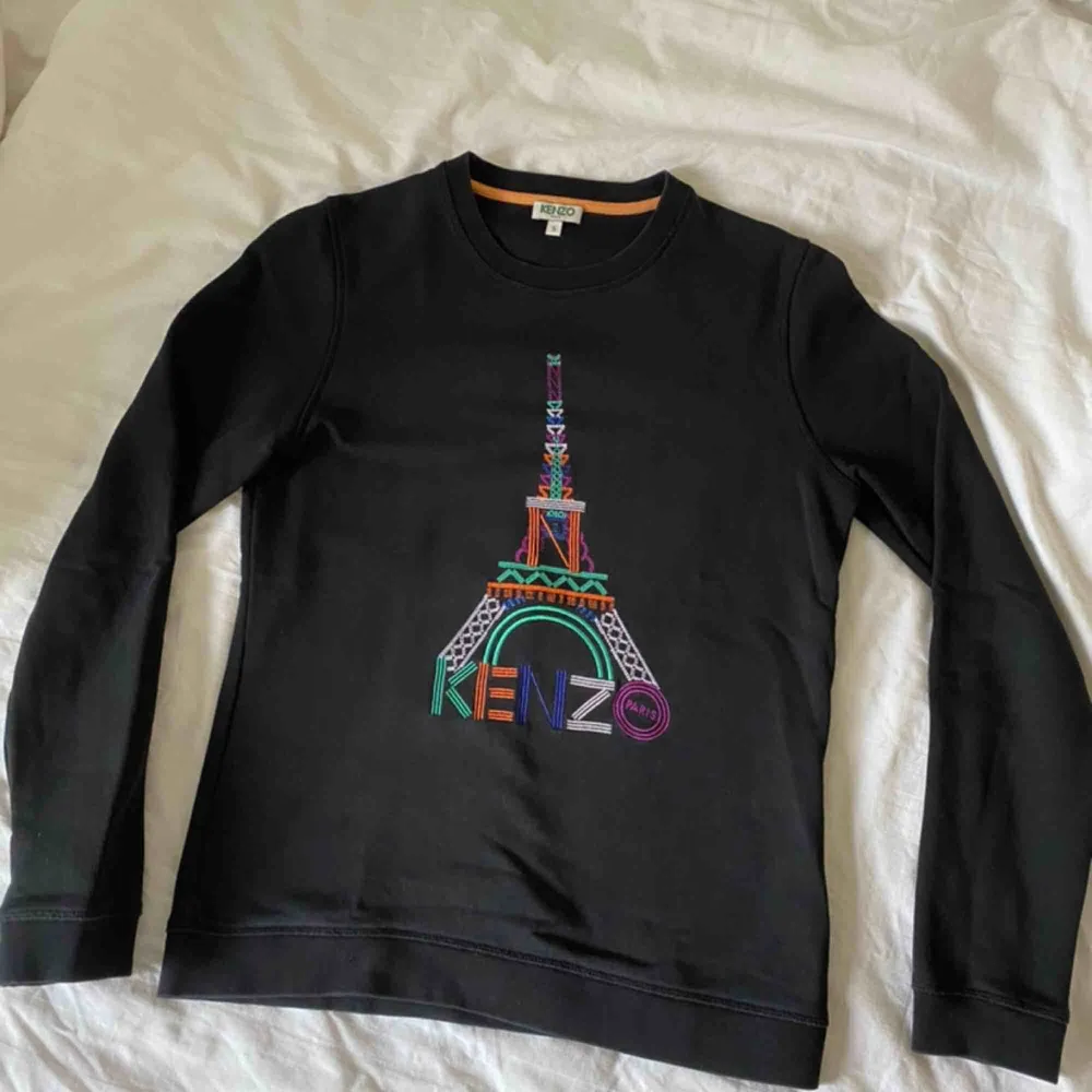 Kenzo ’Eiffel Tower’ sweatshirt. Mycket gott skick! 100% bomull  (uppvikt på bilden). Tröjor & Koftor.
