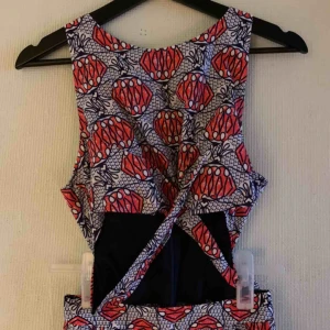  - Mönstrad klänning som har ett kors framtill, blir snyggt där det visar lite hud precis vid nedersta delen av redbenen! Frakten ingår! 